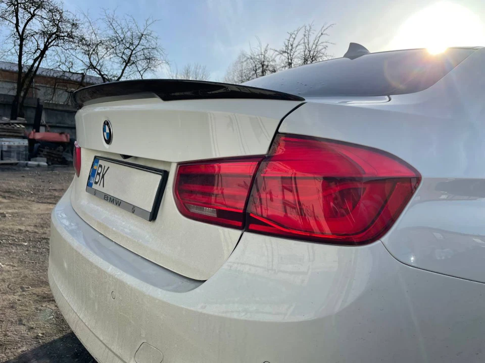 Ставимо карбоновий спойлер на F30