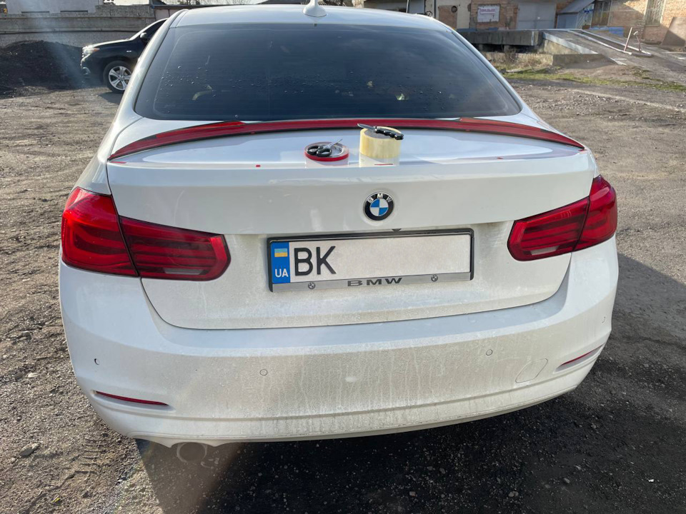 Ставимо карбоновий спойлер на F30 4