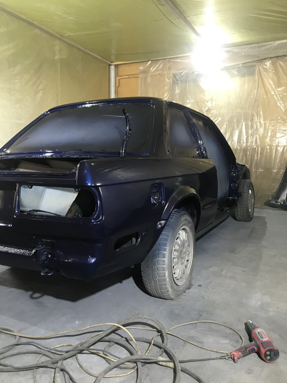 Кузов E30 пофарбований. 1