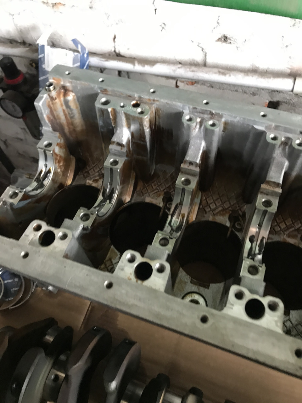 Низ двигуна M54B30 зібраний. 4