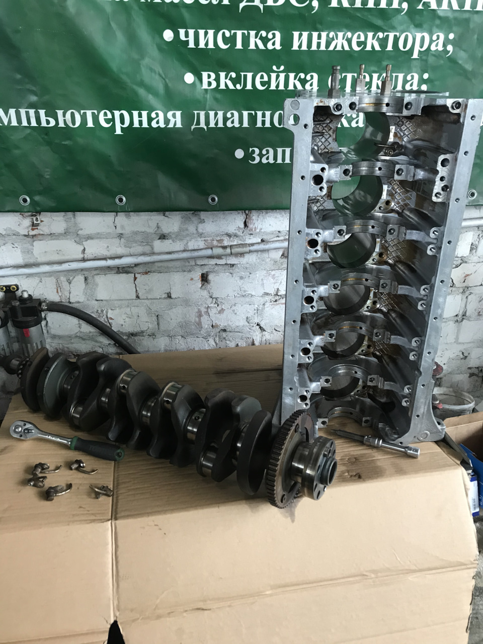Низ двигуна M54B30 зібраний. 2