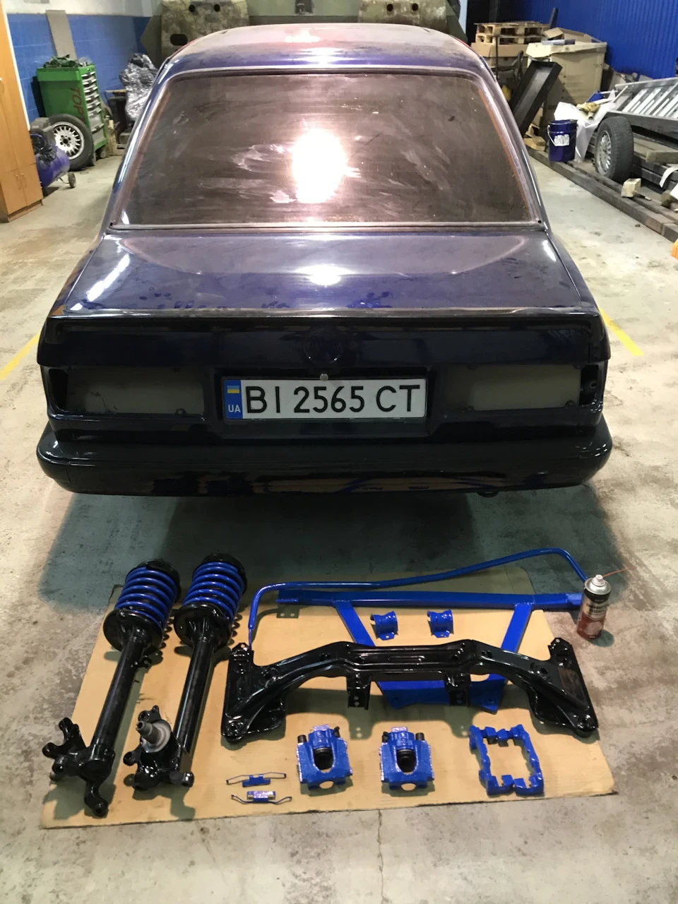 Передня ходова BMW E30 відфарбована і чекає на складання