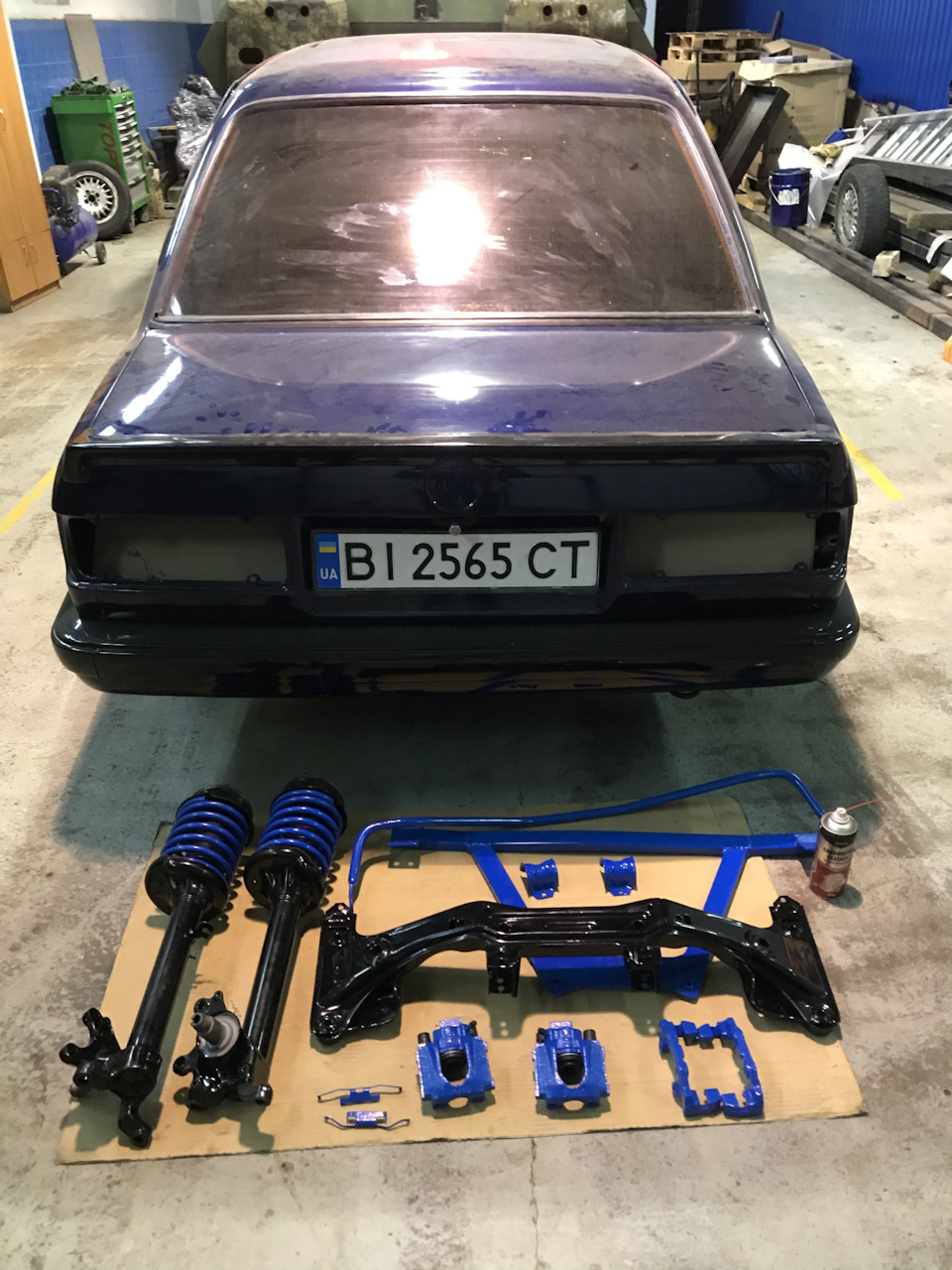 Передня ходова BMW E30 відфарбована і чекає на складання 1