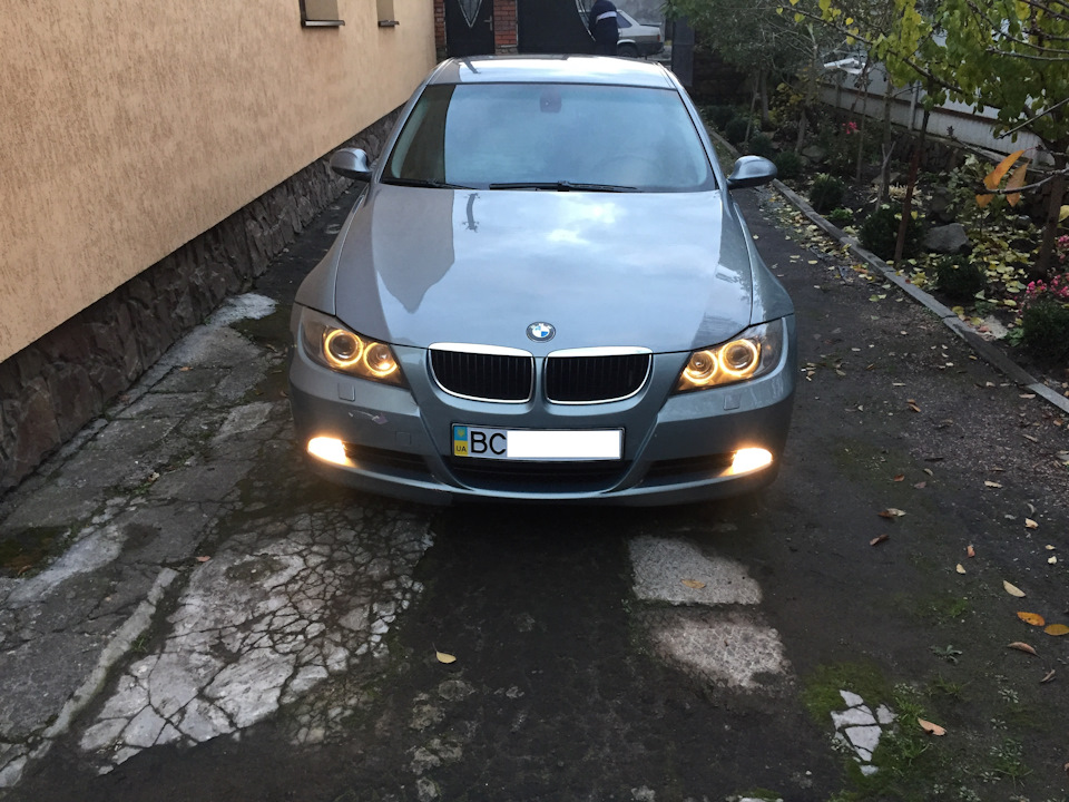 Доснащення: обвіс M-performance, Dynamic xenon, PDC, плавець, радіатор. BMW e90 3
