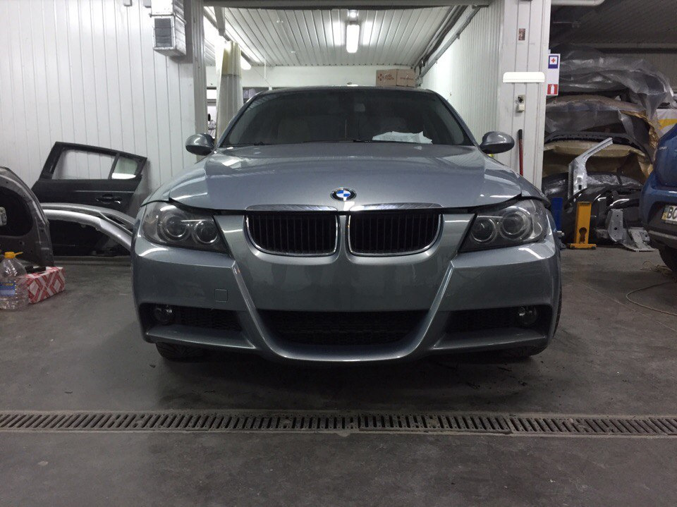 Доснащення: обвіс M-performance, Dynamic xenon, PDC, плавець, радіатор. BMW e90 4