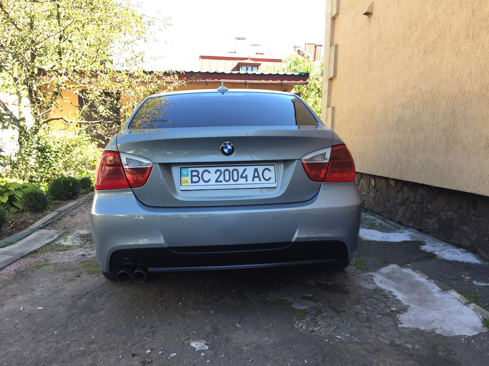 Кастом вихлоп на BMW e90. Зняття позначення моделі 320i. 4