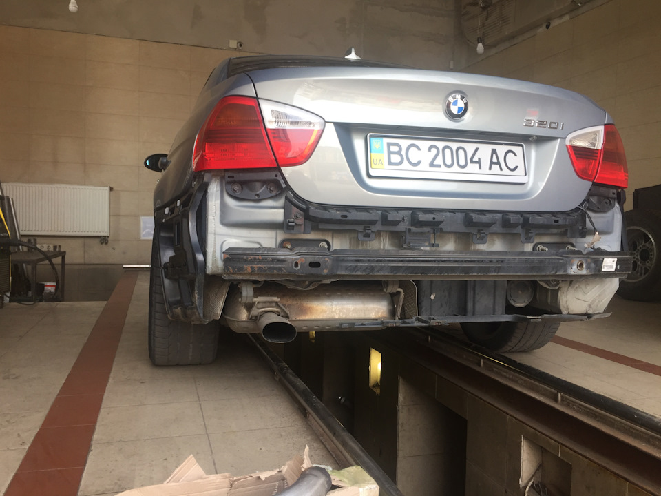 Кастом вихлоп на BMW e90. Зняття позначення моделі 320i. 2