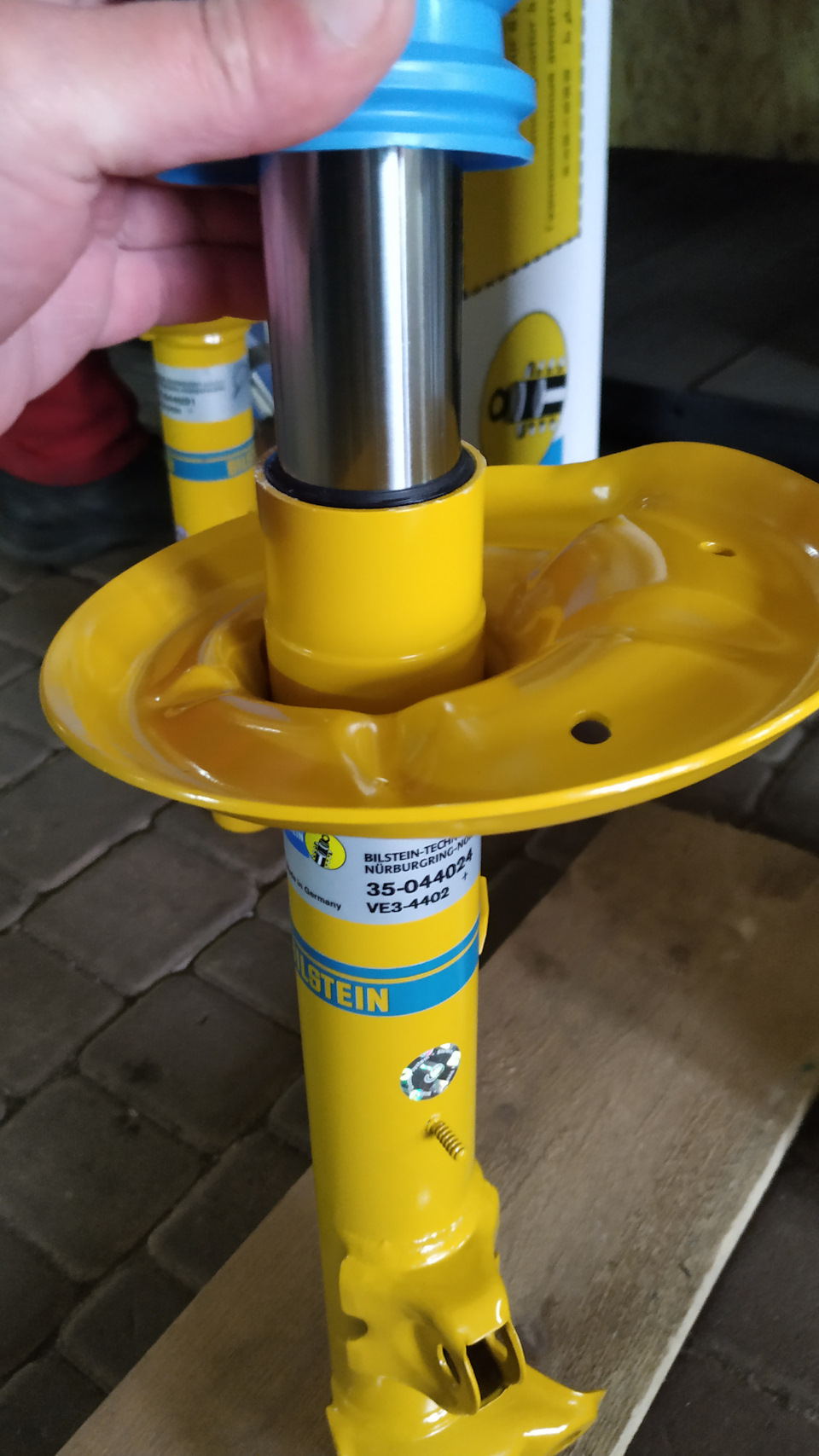 Заміна передніх амортизаторів BMW E36 BILSTEIN - B8 Performance Plus 3