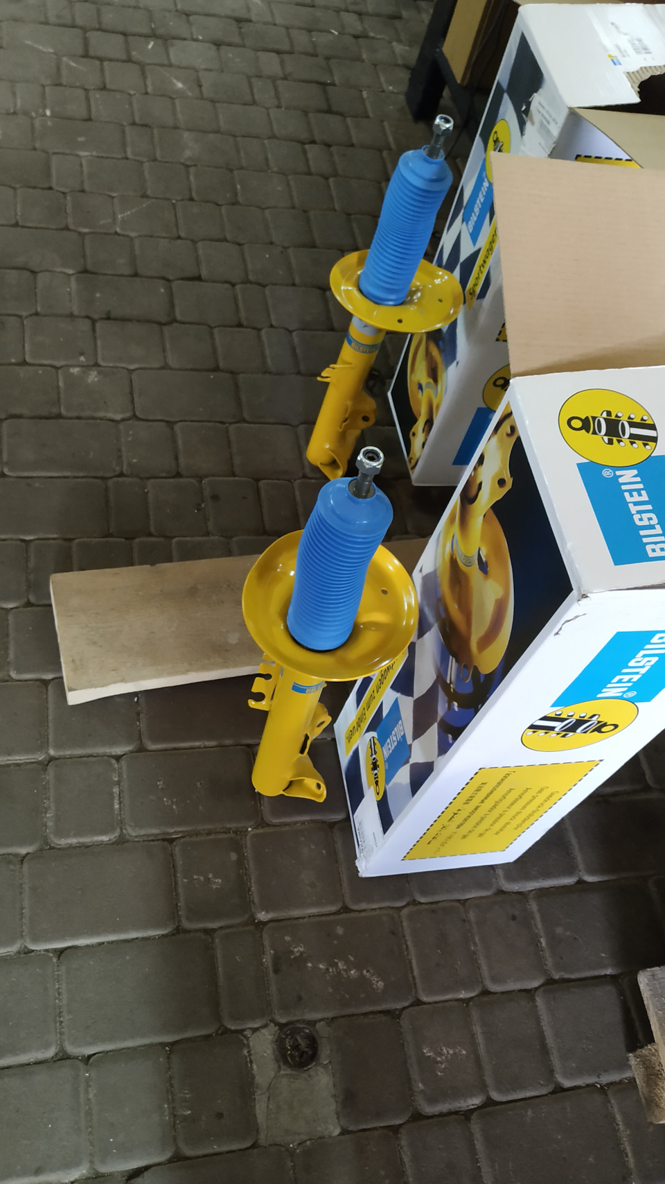 Заміна передніх амортизаторів BMW E36 BILSTEIN - B8 Performance Plus 4