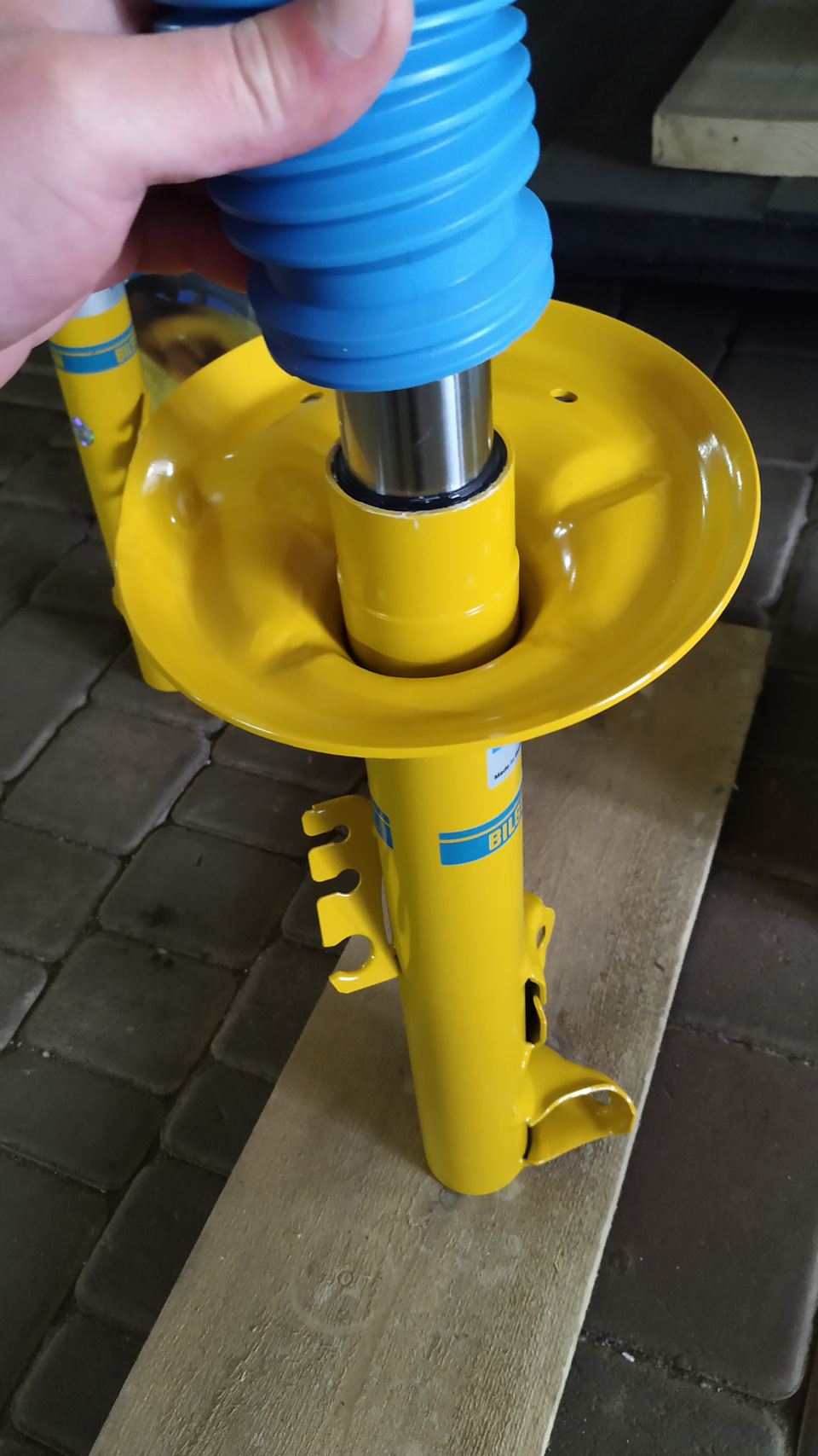 Заміна передніх амортизаторів BMW E36 BILSTEIN - B8 Performance Plus 1