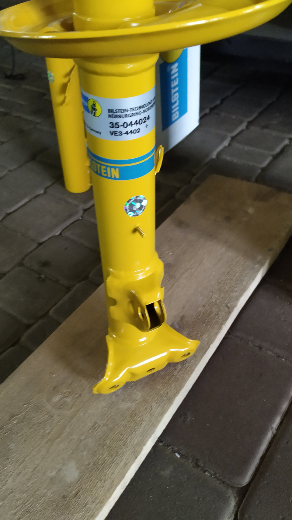 Заміна передніх амортизаторів BMW E36 BILSTEIN - B8 Performance Plus 2