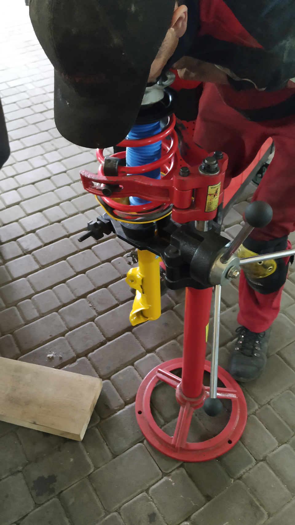 Заміна передніх амортизаторів BMW E36 BILSTEIN - B8 Performance Plus 5