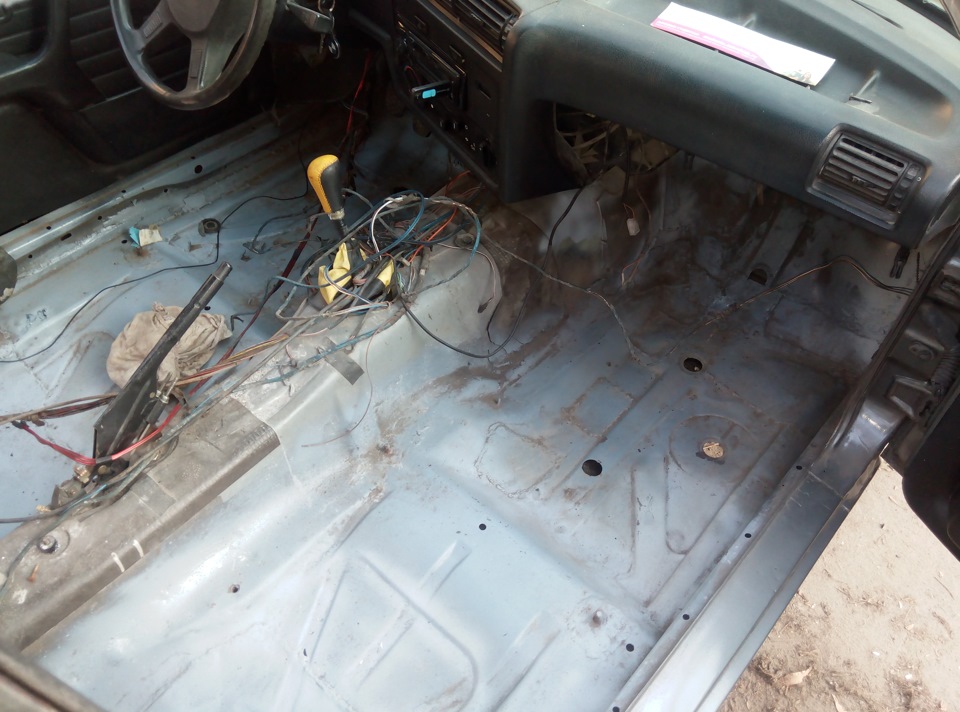 Обробка підлоги та чищення салону. 5