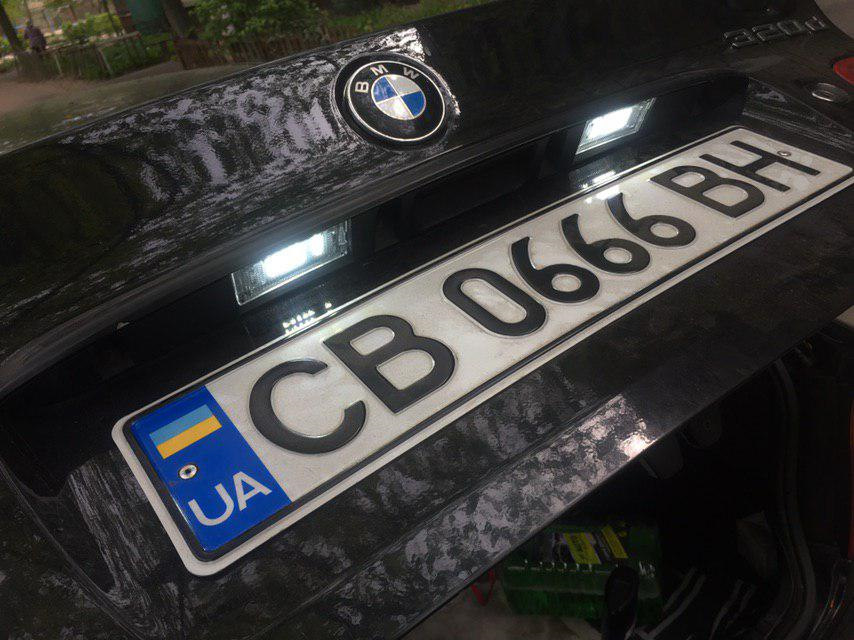 Чорні ніздрі (глянець) та LED освітлення номера на BMW E46 sedan 98' 5