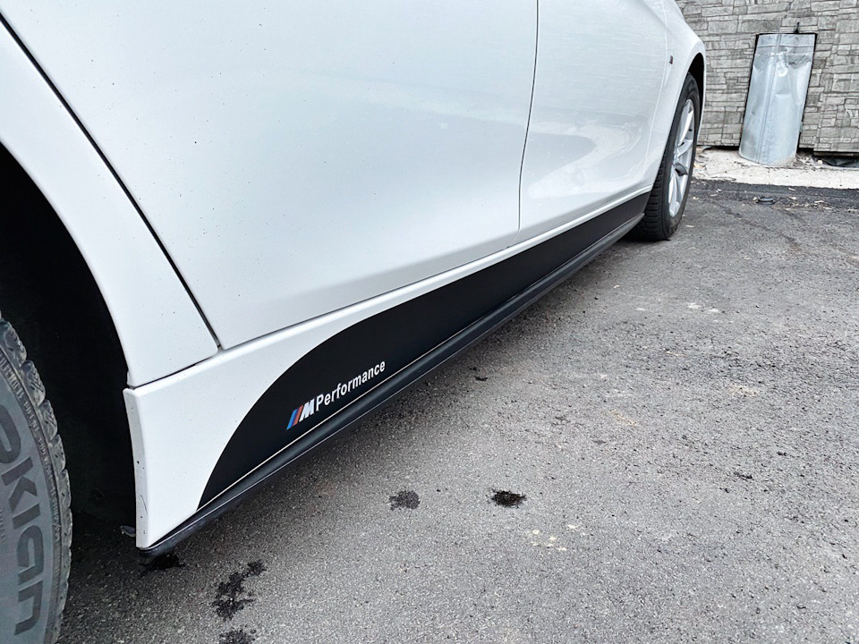 Кастом леза на пороги, накладки на задній бампер BMW F30 у стилі M Performance 4