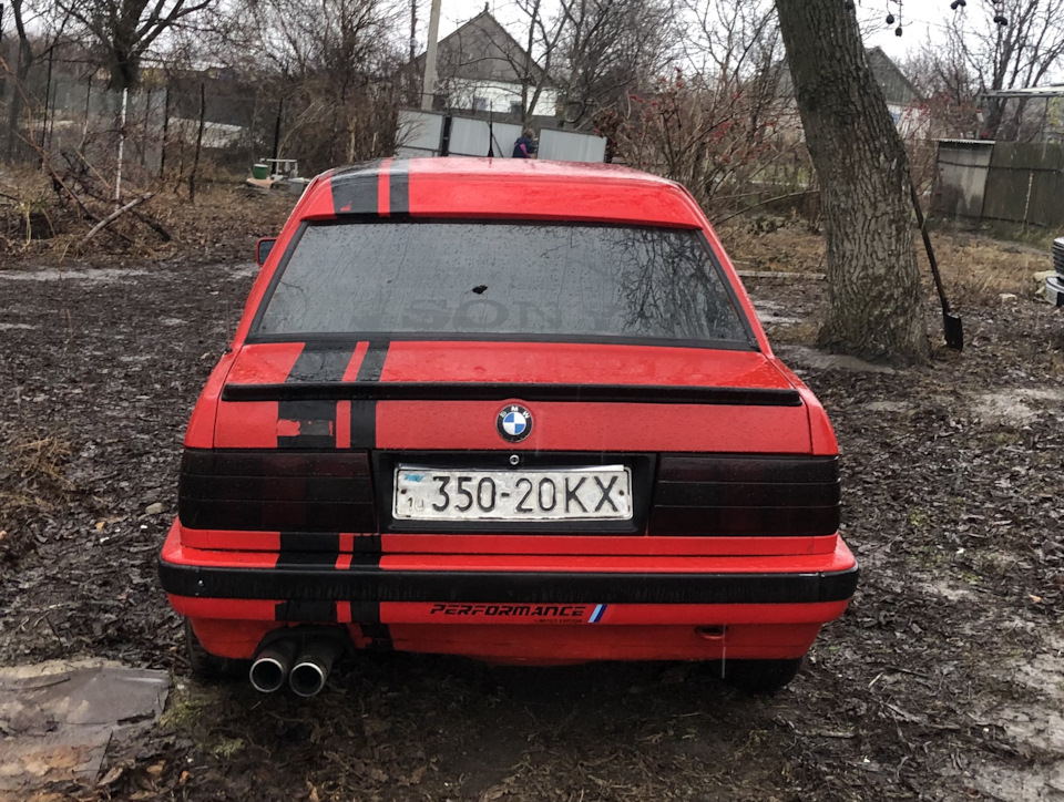 Удаление тонеровочного лака с задних фонарей BMW E30 1