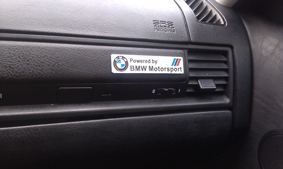 Лого BMW у салоні. 3