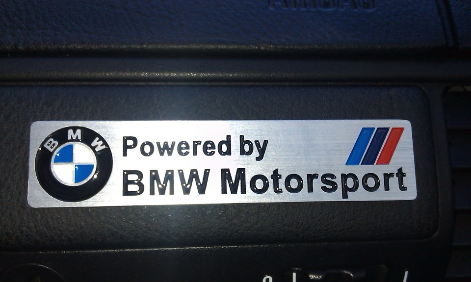 Лого BMW у салоні. 1