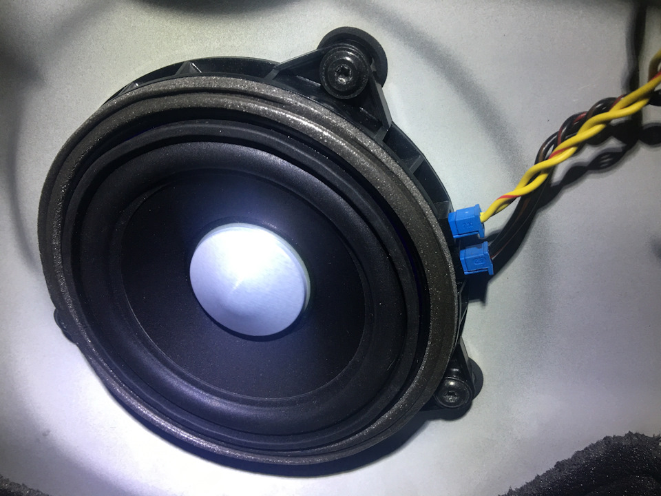 Встановлення динаміків Harman Kardon у двері 1