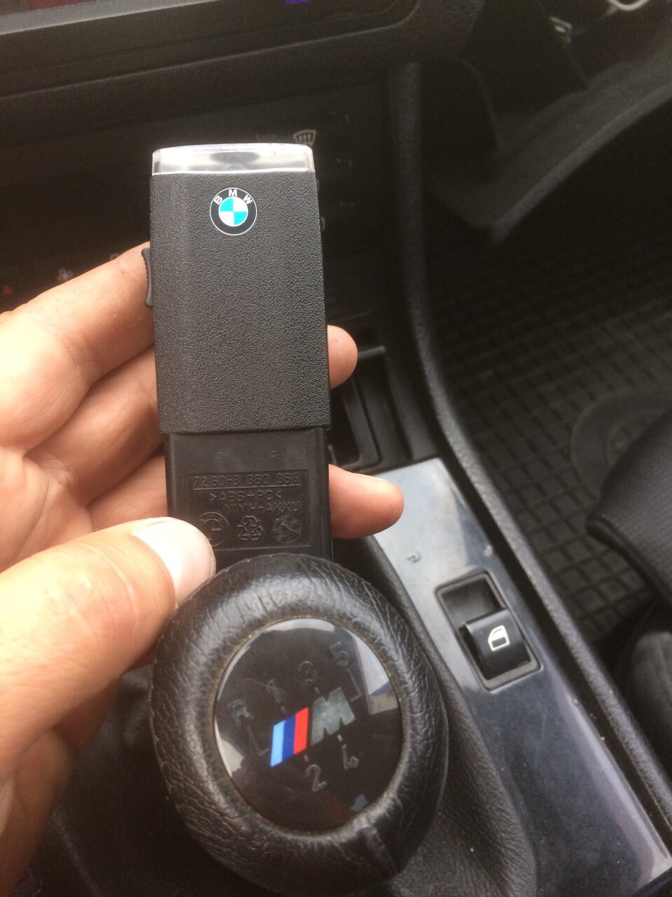 Купив оригінальний ліхтарик BMW у бардачок 1