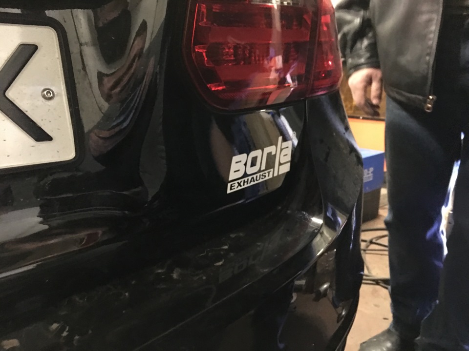 Встановлено роздвоєний випуск Borla 100 мм на F30 320i 4