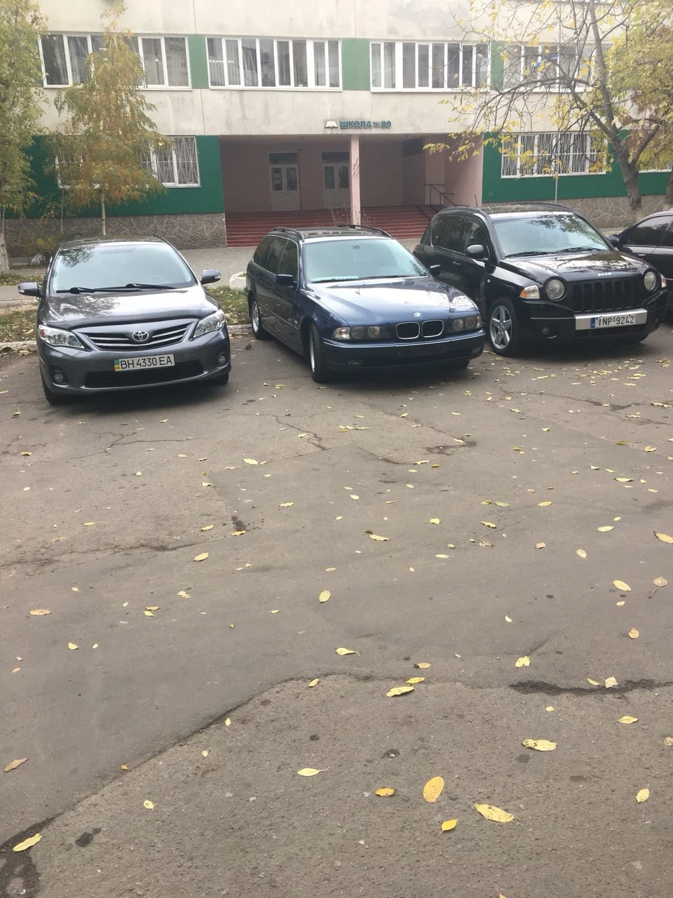 Три малечі під вікном ...