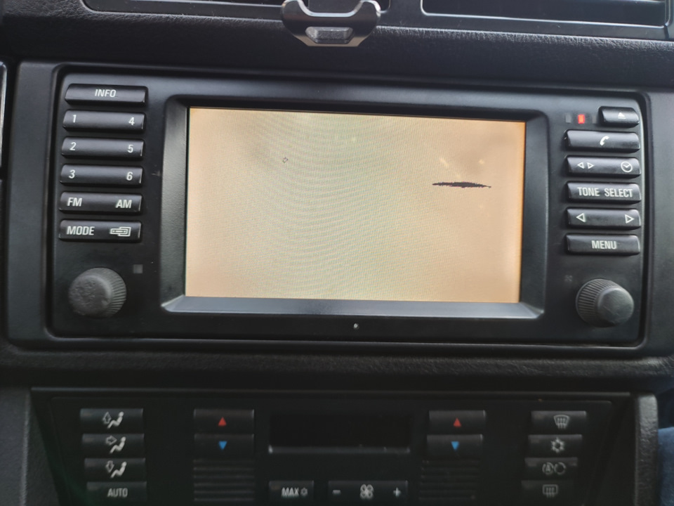 Магнітол світить білим Е39, хто стикався? 1