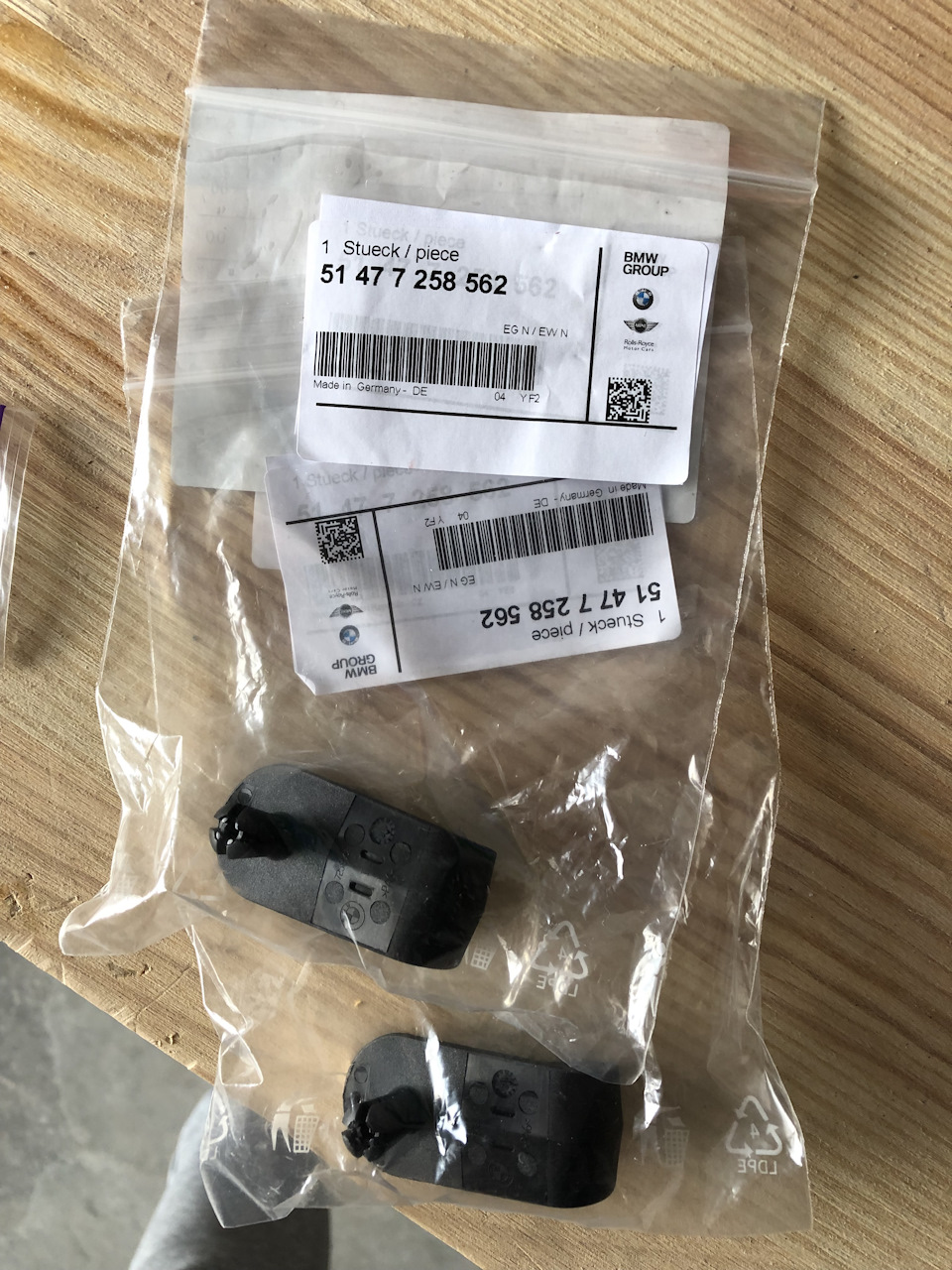 BMW Universal Snap-In Adaptor for iphone 8 і гачки в багажник 1