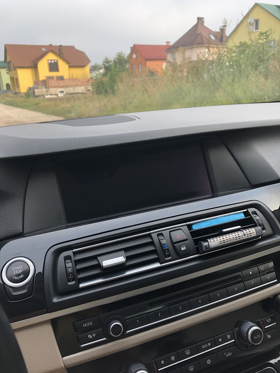 Захисне скло на штатний монітор 4