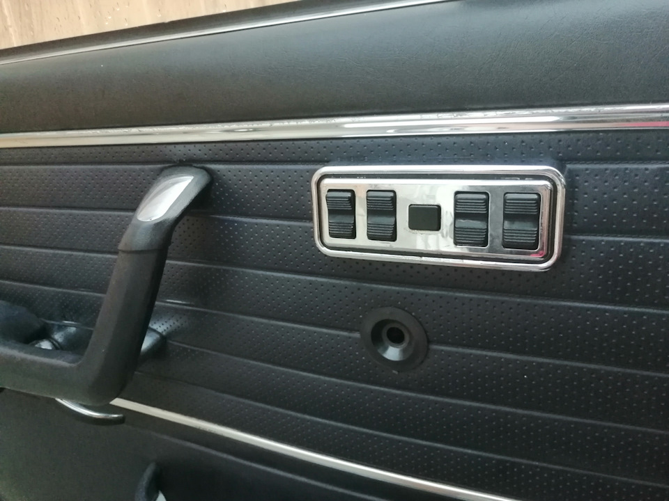 ЕСП встановлені (Електростеклопідйомники BMW e12) 2