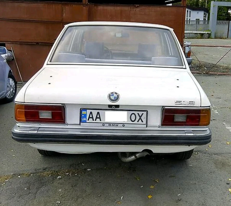 прихована установка динаміків (акустики) у задній полиці BMW E12