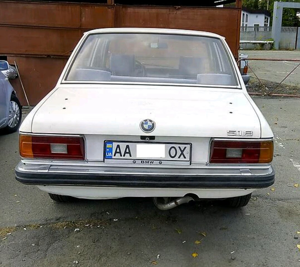 прихована установка динаміків (акустики) у задній полиці BMW E12 1