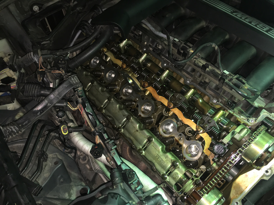 заміна прокладки Valvetronic та клапанної кришки двигуна n52 1