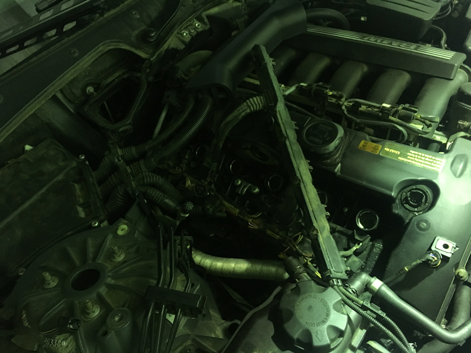 заміна прокладки Valvetronic та клапанної кришки двигуна n52 3