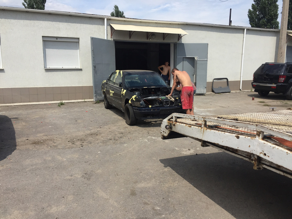 Все рухається. Пофарбування, м50, шейвінг підкапотки BMW 3