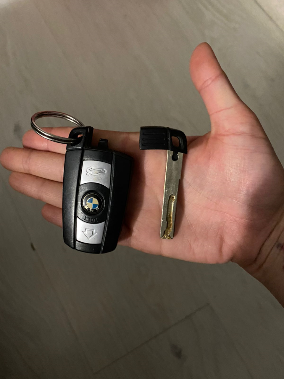 E60 Заміна батареї ключа 1