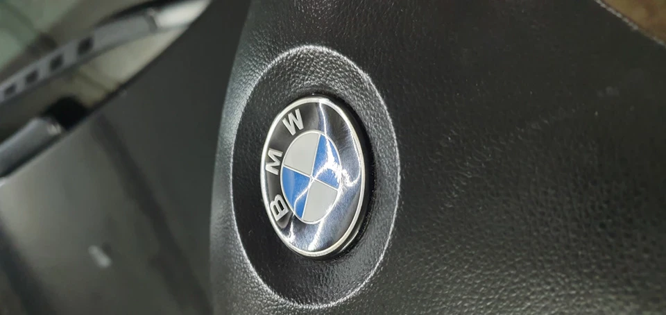 Вирівняв значок керма E60