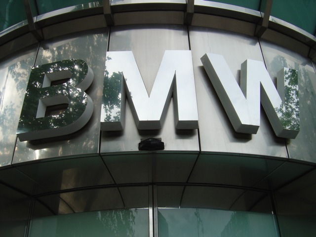 ВПЕРЕД І НАЗАД У МАЙБУТНЄ BMW 1