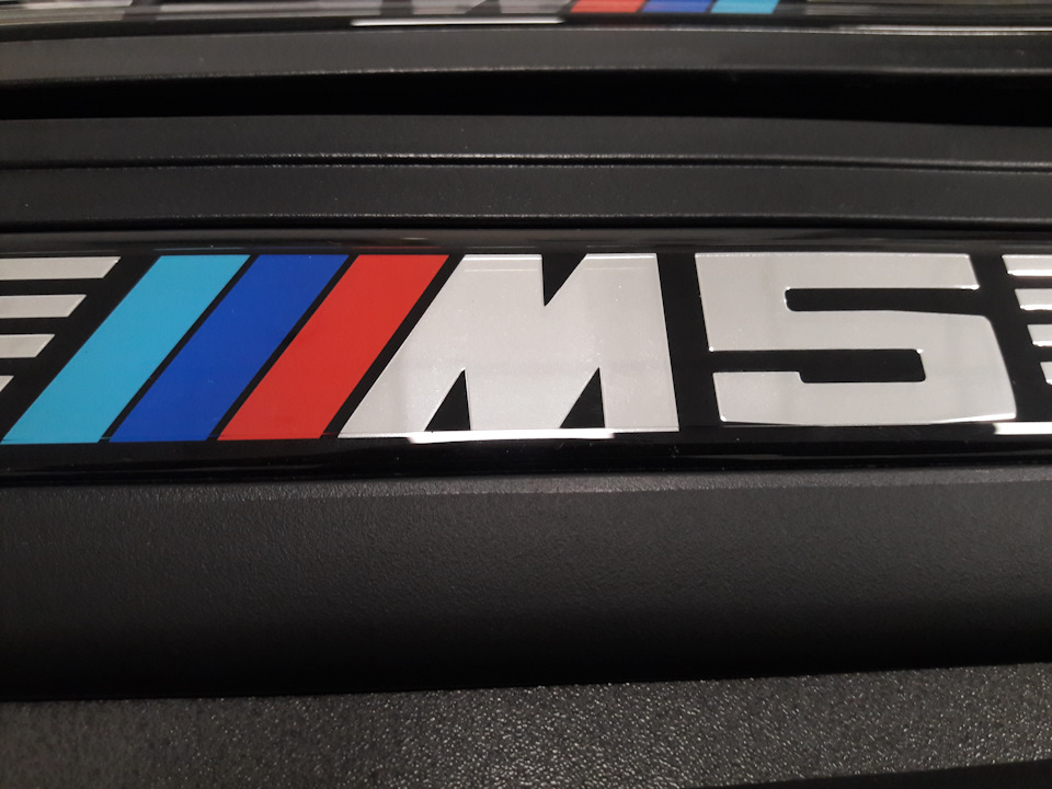 Нові OEM накладки порогів ///M5 3