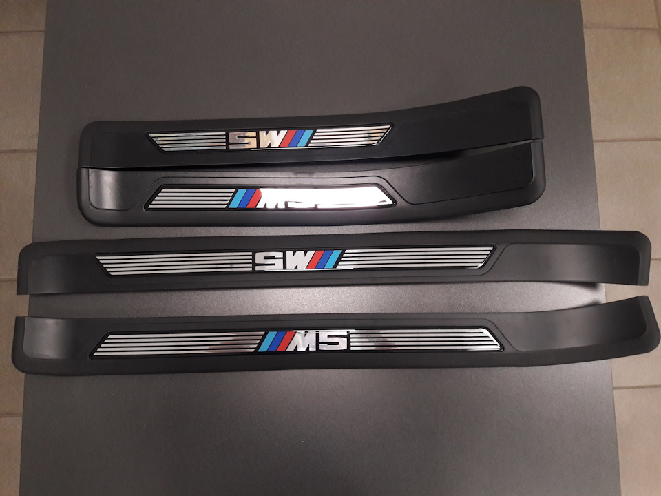 Нові OEM накладки порогів ///M5 2