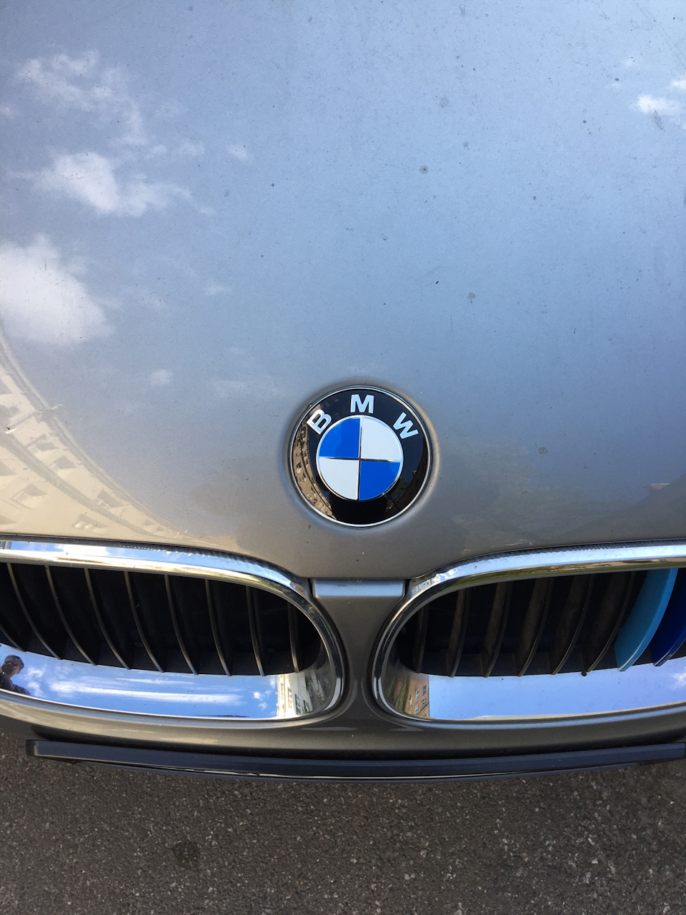 Заміна емблеми BMW на капоті 2