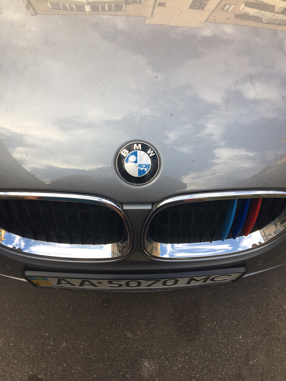 Заміна емблеми BMW на капоті 1