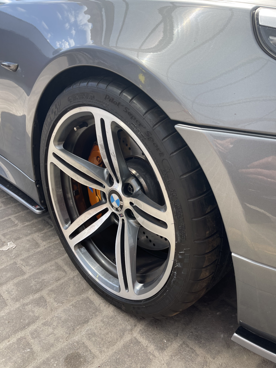 Найк) або Michelin Pilot Super Sport 255/35 R19 4