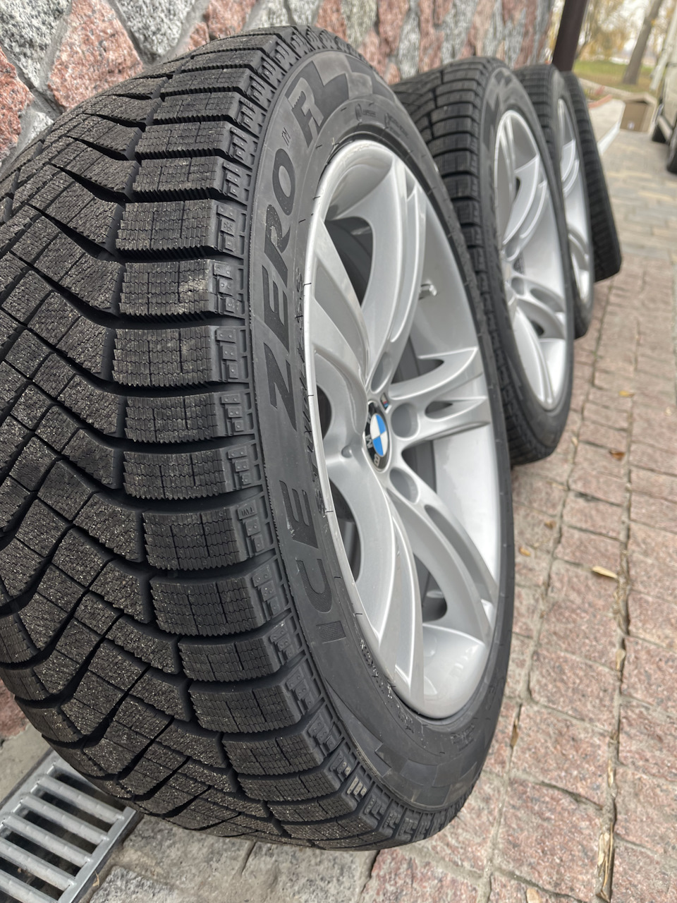 Pirelli Ice Zero FR 245/45 r18 184 стиль м5 3