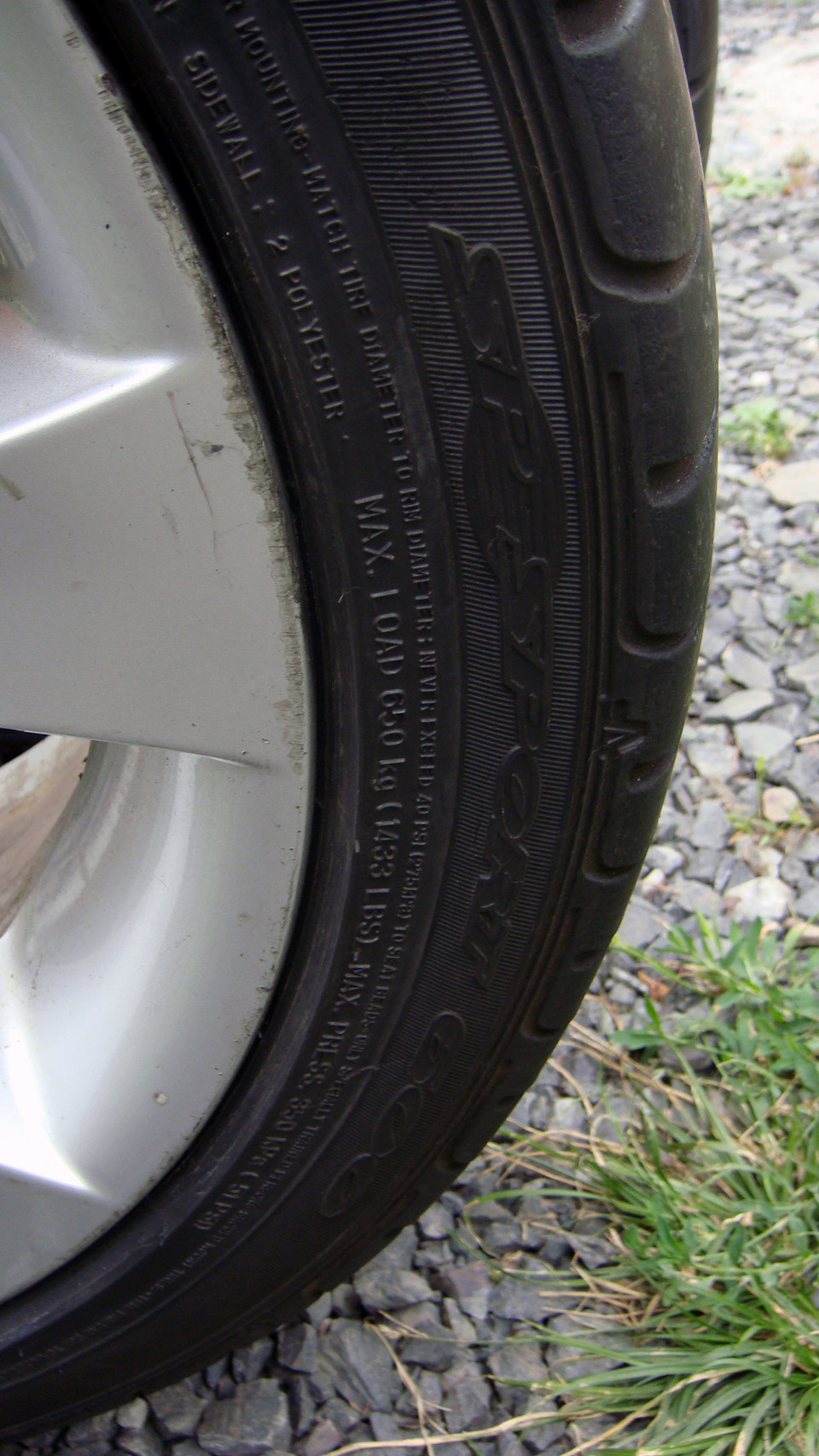 # Напівлики Dunlop SP600 245/40 R18 /// 4