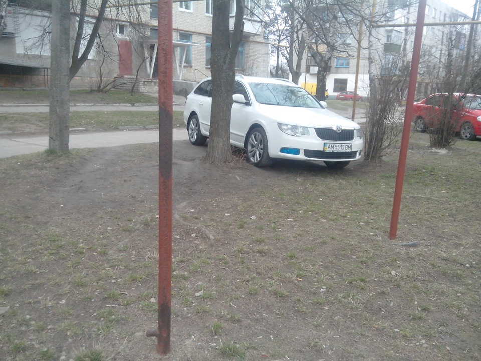 Побачив знайому машинку. 1
