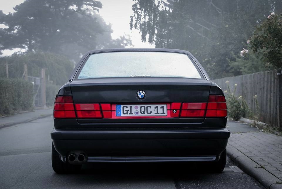 Червона рамка BMW . 2