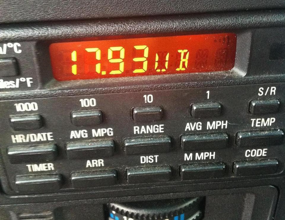 Заміна реле-регулятора на Е34 M51. Частина 1 (зняття генератора) 2