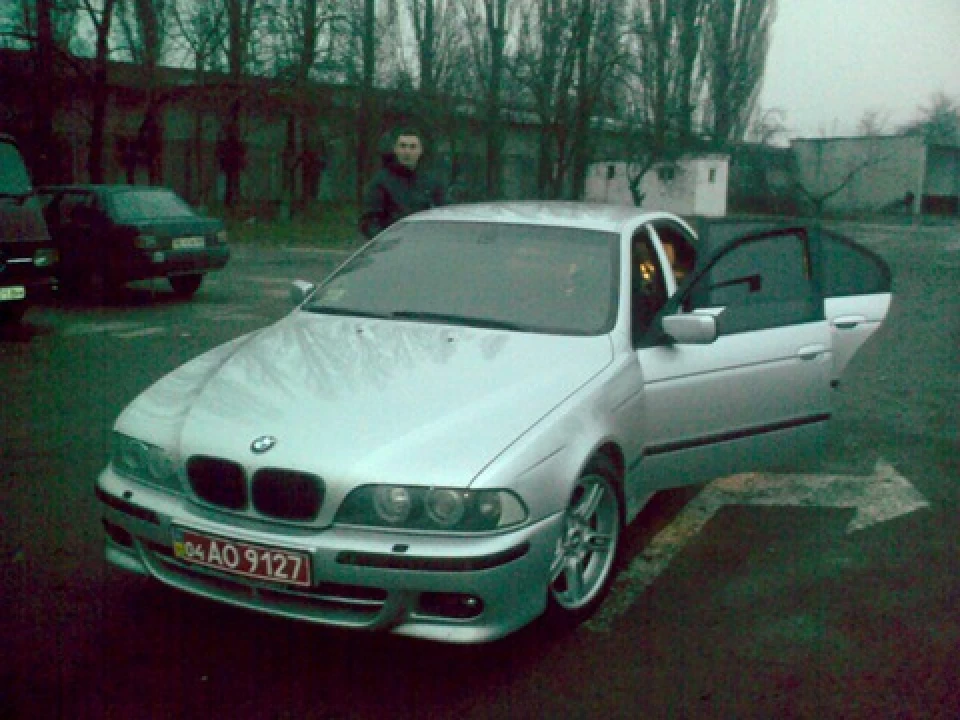 Серце кров'ю обливалося BMW все віддалялося.
