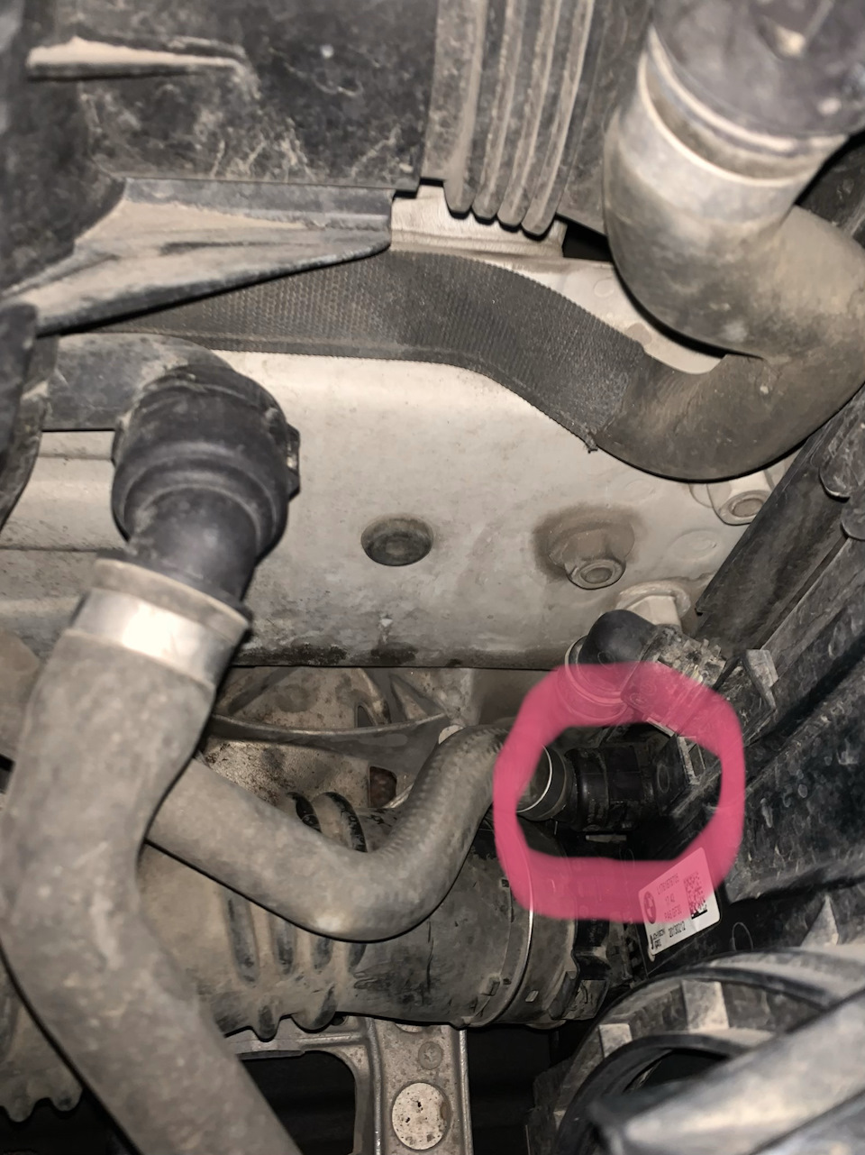 Течь патрубка радиатора BMW F10 N20, HELP 1